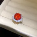 Primer plano de un anillo de flor con circón naranja brillante en caja de joyas - Estilo de Flor / Plata-Naranja