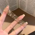 Eleganter goldener Netzarmband mit funkelnden klaren Zirkonkristallen an der Hand - Goldener Mesh-Durchbruchstil (59#)