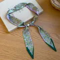 Detailansicht des lavendelfarbenen Seidenschals mit Blumenmuster und weißer Perle - Halskette-Grün-Lila-Floral