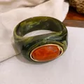 Vintage-Armreif aus grünem marmoriertem Acryl mit großem orangefarbenem Harzstein. - Armreif / Olivgrün und Orange