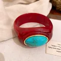 Detailansicht eines roten Vintage Acryl-Armreifs mit ovalem Inlay in Türkis-Optik - Armreif / Weinrot und Cyan