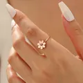 Eleganter Gänseblümchenring aus roségoldenem Titanstahl für Damen, Modellansicht - Offener Gänseblümchen-Ring / Roségold