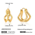 Vue détaillée de boucles d'oreilles créoles ondulées vintage en acier inoxydable - Style Tout Or (JDE0303319)