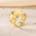 Minimalistischer, unregelmäßiger Kuppelring mit 18 Karat Vergoldung für einen mutigen Look. - US 6 / 14mm Gold Glatter Stil