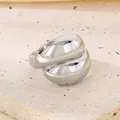 Abstrakter klobiger silberner Edelstahlring mit einer flüssigen Herzformkontur - US 6 / 19mm Stahl Doppelband Verflochten Stil