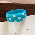 Stylisches blaues Harzarmband mit weißen Punkten und einem schicken Retro-Vibe - Polka Dot Stil / Blau/Weiße Punkte