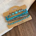 Gros plan d'un ensemble de bracelets bohèmes en perles de turquoise et métal argenté - Ensemble de 5 Bracelets Bohémiens / Argent et Bleu
