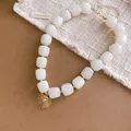 Elegante Retro-Resin-Halskette mit geometrischen Perlen und goldenem Herzanhänger - Weißer Perlenstil / Halskette-Weiß