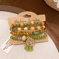 Detail eines 4-teiligen Boho-Armband-Sets mit Holzperlen und Lebensbaum-Anhänger - 4-teiliges Set / Grün