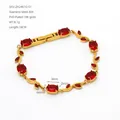 Vue détaillée du bracelet de vigne vintage avec zircons rouges plaqué or 18 carats de style français - Rouge (ZH2461G-01)