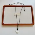 Elegante collana lunga con ciondolo a stella marina e cordino nero regolabile per donna - Ciondolo Stella Marina con Perline (XL4611)