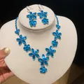 Detailweergave van fonkelende blauwe zirkoon bloem hanger ketting en oorbellen set - Blauwe Florale Zirconia Ketting & Oorhaak Set (72#) / Zilver-Blauw