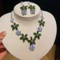 Detailopname van een sieradenset met groene en heldere zirkoon bloem hanger en oorbellen. - Ketting En Oorbellen (74#) / 2-delige set / Silver-White-Green