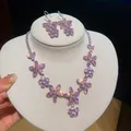 Detailopname van roze zirkoon bloem hanger ketting en oorbellen met schittering - Roze Florale Zirconia Ketting & Oorhaak Set (71#) / Zilver-Roze