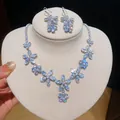 Detailopname van een sprankelende zirkonia bloemenketting en bijpassende oorbellen set - Floral Zirconia Oorhaak en Ketting Set (70#) / Zilver-Wit
