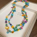 Detailaufnahme einer bunten Halskette aus Acryl- und Muschelperlen mit lebendigen Texturen - Böhmische Mehrfarbige Lange Perlenkette Stil (22#) / bunt