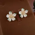 Vue détaillée des boucles d'oreilles fleurs en émail blanc avec des accents turquoise - Boucles d'Oreilles Fleur (Tige S925)