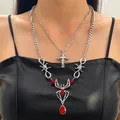 Close-up van de punk dubbellaagse ketting met kruis en rode spinvormige hanger - Doornspin Dubbele Ketting (12350)