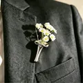 Broche vase créative en argent avec un bouquet de marguerites sur un revers de veste - Broche Tubulaire en Spirale (N-015) / Or blanc