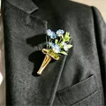 Broche créative en forme de vase doré avec petites fleurs bleues sur un revers de costume. - Broche Vase en Cône Inversé (4548) / Or KC