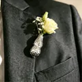 Élégante broche porte-fleurs de revers en forme de cacahuète argentée sur costume - Broche Fleur en Forme de Cacahuète (8542) / Or blanc