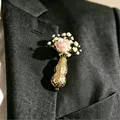 Broche vase créative en forme de cacahuète dorée pour costume avec une petite rose rose - Broche Fleur en Forme de Cacahuète (N-910) / Or KC