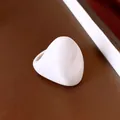 Detaillierte Nahaufnahme eines minimalistischen weißen Harzrings in ovaler Form - Weiß