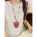 Collier en cordon de cuir vintage avec pendentif à pois et détail cœur en acrylique - Style Pois Cœur Perle / Pois Café