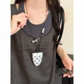 Détails d'un collier rétro en cordon de cuir avec pendentif à pois sur un mannequin. - Style Pois Perle Nœud / Pois Argentés