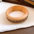 Detailansicht eines handgefertigten Holzarmreifs mit geflochtener Vintage-Textur - Ethno Geflochtener Handwerksstil / Holzfarbe-Dunkelbraun Geflochten