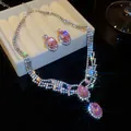 Detailopname van elegante roze druppel zirkonia ketting en oorbellen set met schittering - 2-delige Set Ketting en Oorbellen (37#) / Zilver-Roze