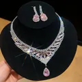 Detail van luxe roze zirkoon ketting en oorbellen set op zwarte display voor sieraden - Ketting En Oorbellen (43#) / Zilver-Roze