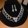 Elegant sprankelend zirkoon ketting en oorbellen set op een zwart fluwelen display - Hol Geometrisch Zirconia Ketting en Oorbellen Set (48#) / Zilver-Wit