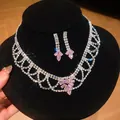 Gedetailleerde close-up van een roze zirkoon ketting en oorbellen set met kristallen - Ketting En Oorbellen (49#) / Zilver-Roze