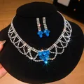 Prachtige zilveren halsketting en blauwe steen oorbellen set op een zwarte standaard - Bloemblad Kwastje Blauwe Edelsteen Ketting en Oorbellen Set (50#) / Zilver-Blauw
