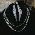 Detailopname van elegante zirkonia kwastjes oorbellen en dubbellaagse kettingset - Ketting En Oorbellen (55#) / Zilver