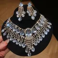 Detail van elegante zirkoon kwastjes ketting en oorbellen set met glinsterende stenen - Ketting En Oorbellen (56#) / Goud