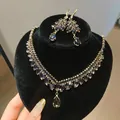 Gedetailleerde macro-opname van een luxe zirkonia ketting- en oorbellen-set op zwart fluweel - Ketting En Oorbellen (59#) / Goud-Paars