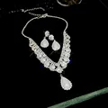 Close-up van luxe bruidssieradenset met sprankelende zirkonia en parelhanger - Kwastje Kunstparel Ketting & Oorbellen Set (66#) / Zilver