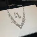 Detail van fonkelende zirkoon kwastje ketting en oorbellen set met zilveren finish - V-vormige Zirconia Kwastje Ketting & Oorbellen Set (67#) / Zilver-Wit