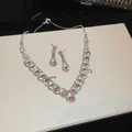 Gedetailleerd overzicht van elegante roze zirkonia ketting en oorbellen set met glitters - Roze Zirconia Kwastje Ketting & Oorbellen Set (68#) / Zilver-Roze