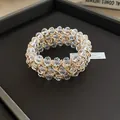 Handgefertigtes mehrlagiges Goldkettenarmband mit eleganten facettierten Glasperlen - Gold-Weiß