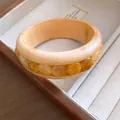 Detaillierte Nahaufnahme eines Vintage-Holzarmreifens mit eingelegten bernsteinfarbenen Perlen. - Helles Holz Gelbe Harzeinlage / Holzfarbe-Gelb