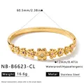 Vue détaillée montrant la taille et le poids du bracelet fleur en acier plaqué or 18k - Style Sept Fleurs Multicolore (NB-B6623-CL) / Or 18 carats / Coloré