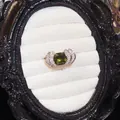 Primer plano de elegante anillo en forma de abanico con un circón verde oliva cuadrado - Estilo de Abanico Geométrico (HR3936) / Abierto Ajustable / Plateado-Verde