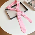 Detalle de bufanda corbata de seda rosa con estampado de corazones accesorio de estilo coreano - Estilo con Estampado de Corazón / Rosa
