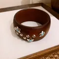 Vintage Holzarmreif mit silbernen Blumennieten und schicken Türkis-Akzenten für Damen - Dunkelbraunes Massivholz Boho Stil / Dunkelbraun-Silberne Blumenform