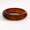 Close-up detail of retro marbled resin bangle featuring vintage amber swirled texture - Arc Style (9242) / 21mm / Light Coffee