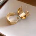 Detailansicht goldener metallener C-förmiger Creolen mit gestepptem strukturiertem Design - Rautenmuster (HE35414-10) / Gold