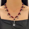 Detailopname van punk halsketting met rood-zwarte kralen, doodskop en sterbedeltjes - Rood Zwart Kralen Schedel Ketting (3961)